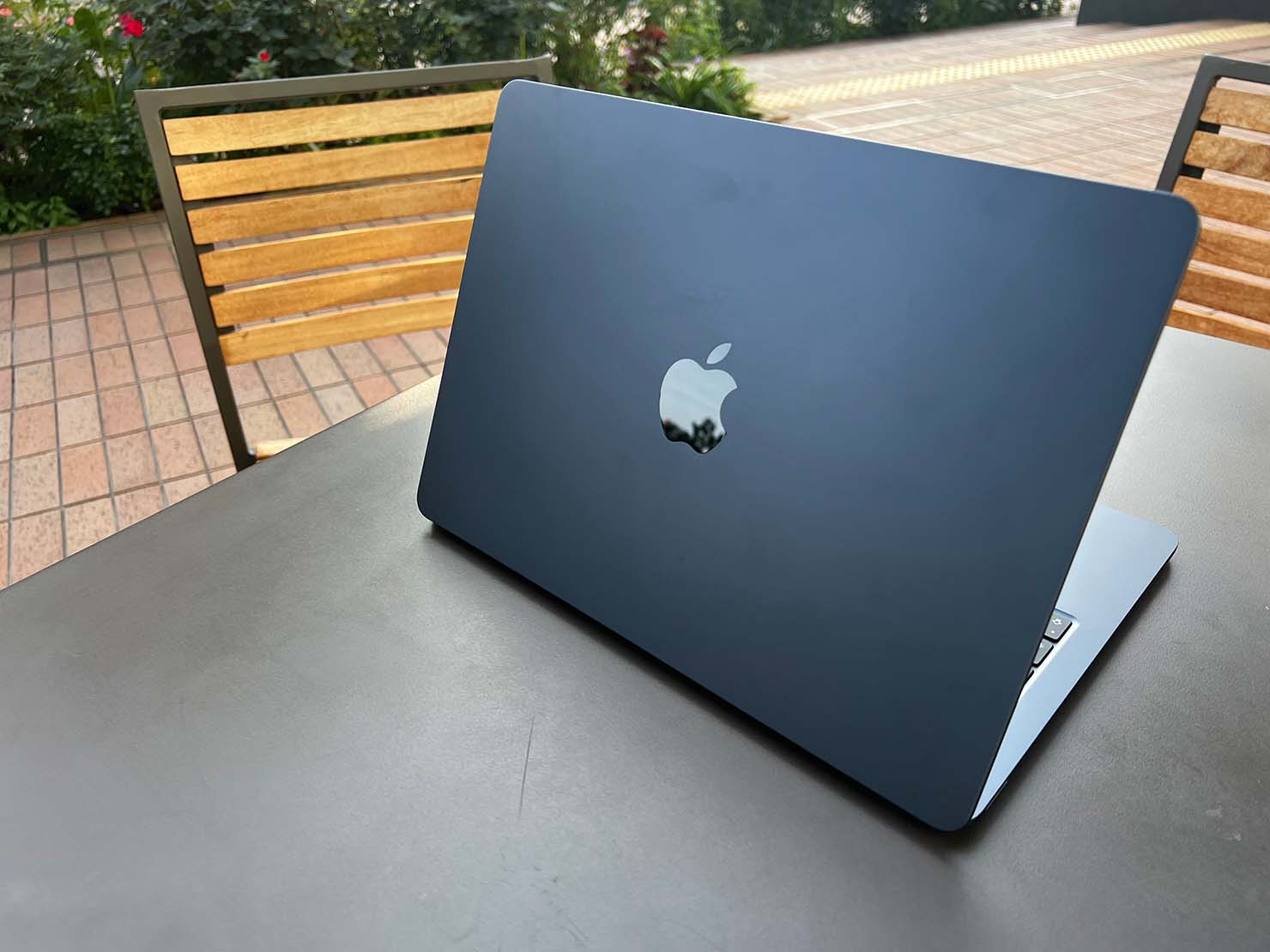 先行レビュー】欲しさ極まるM2 MacBook Air の新色ミッドナイト実機 
