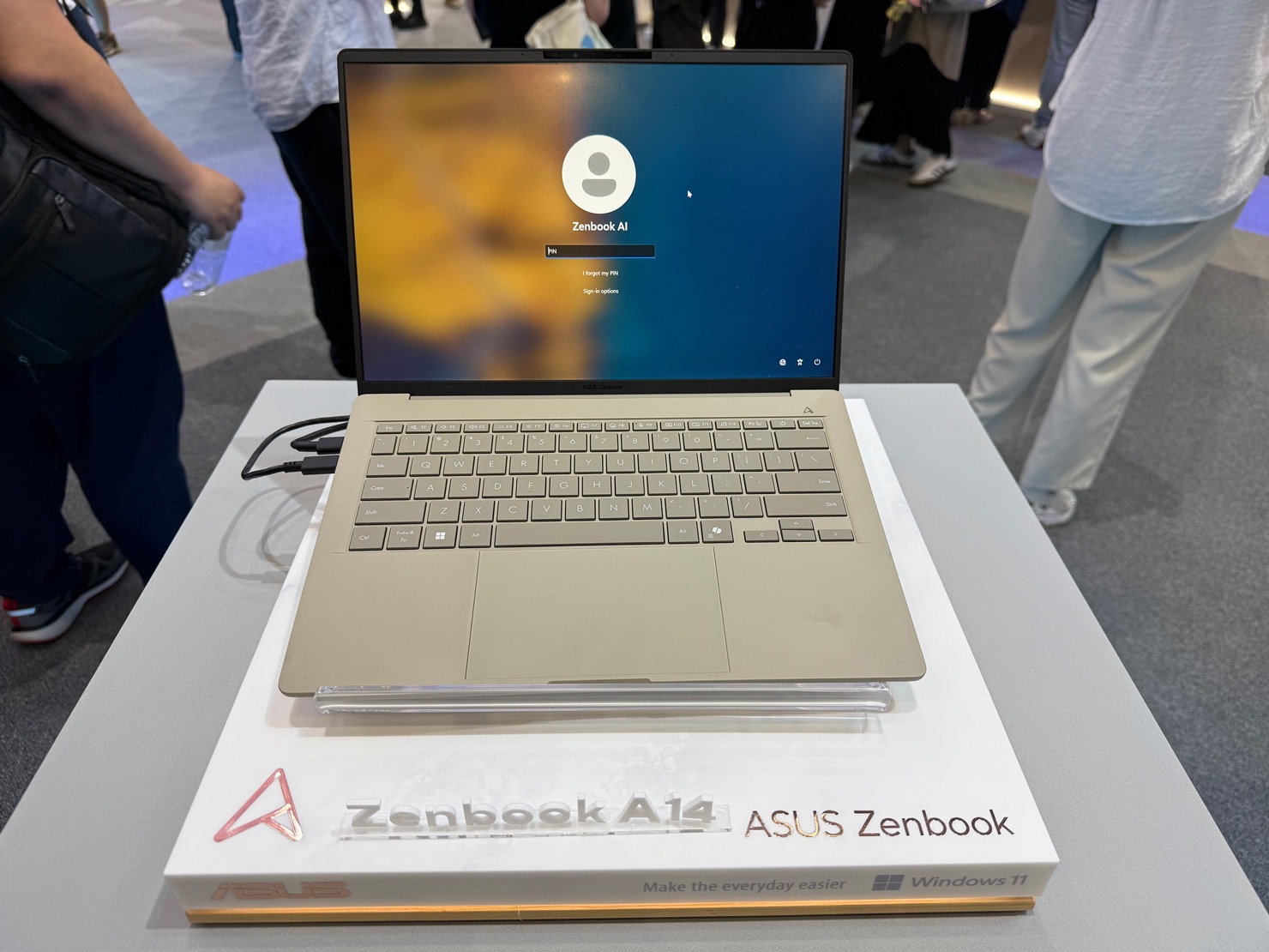 computex-asus-04.jpg Zenbook A14 14インチで900g台