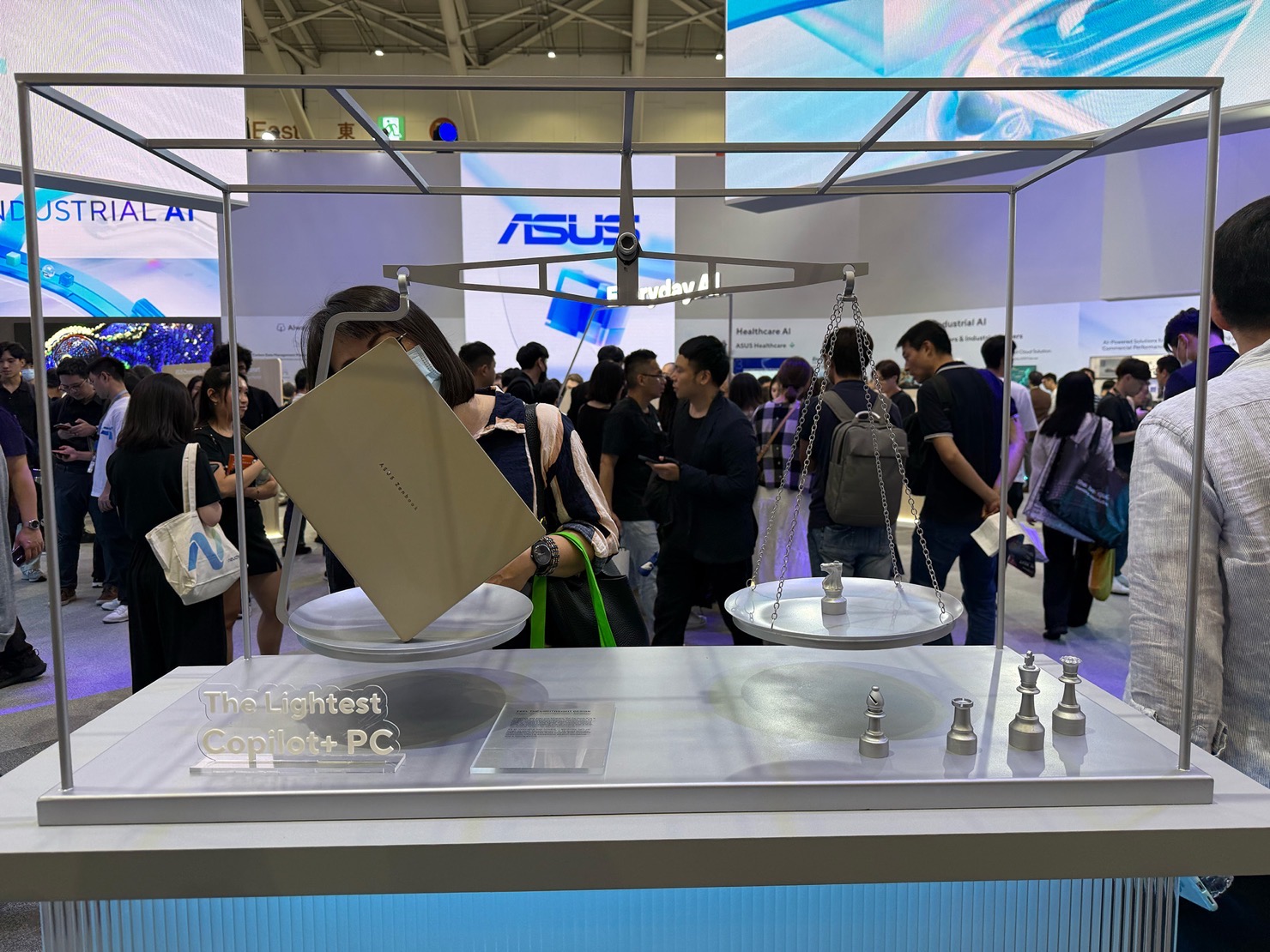 computex-asus-05.jpg Zenbook A14 視覚的な展示の周りには会期中常に人だかりができていました