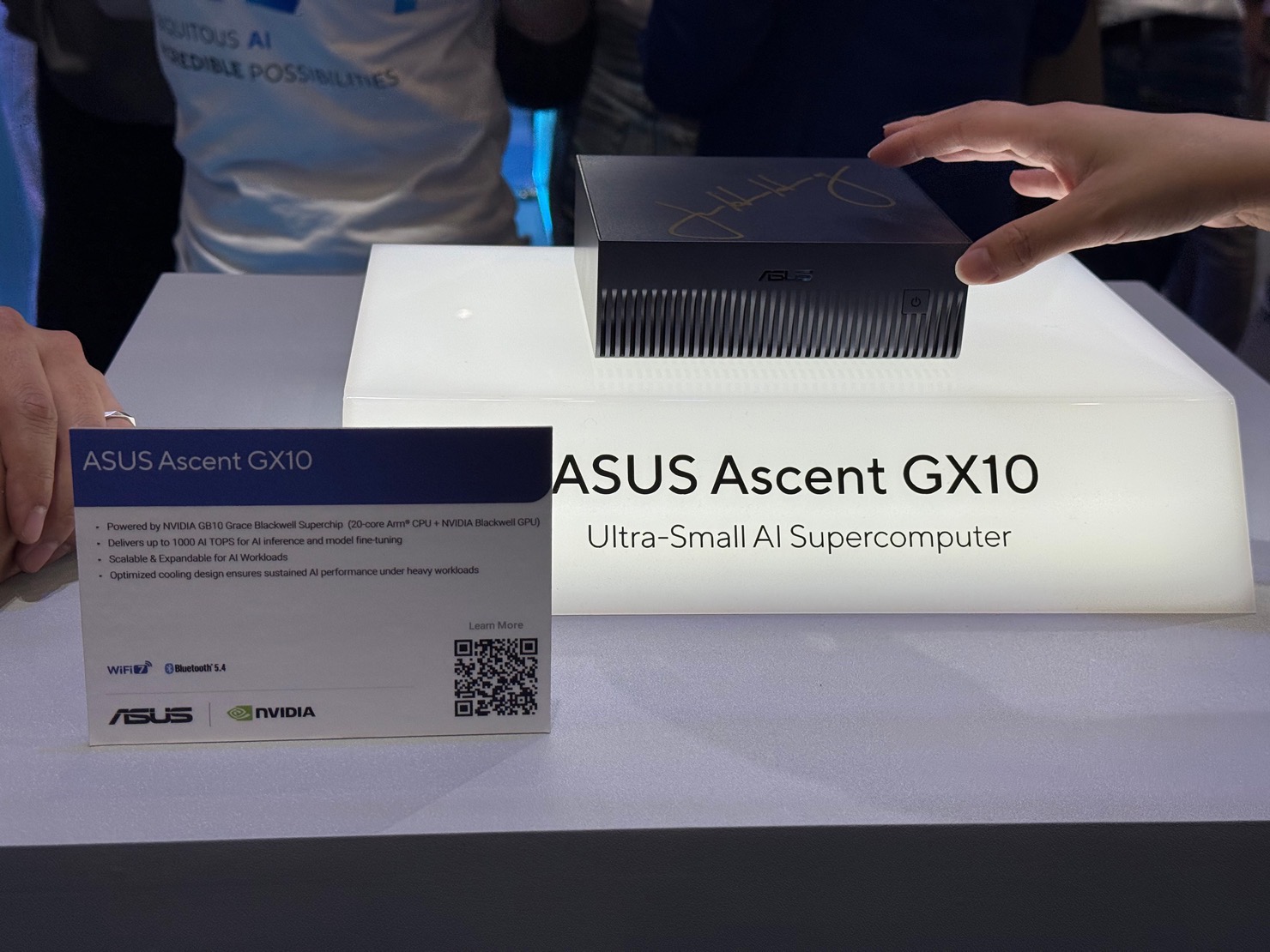 computex-asus-06.jpg ASUS Ascent GX10 NVIDIA CEO/ジェンスン・フアンのサイン